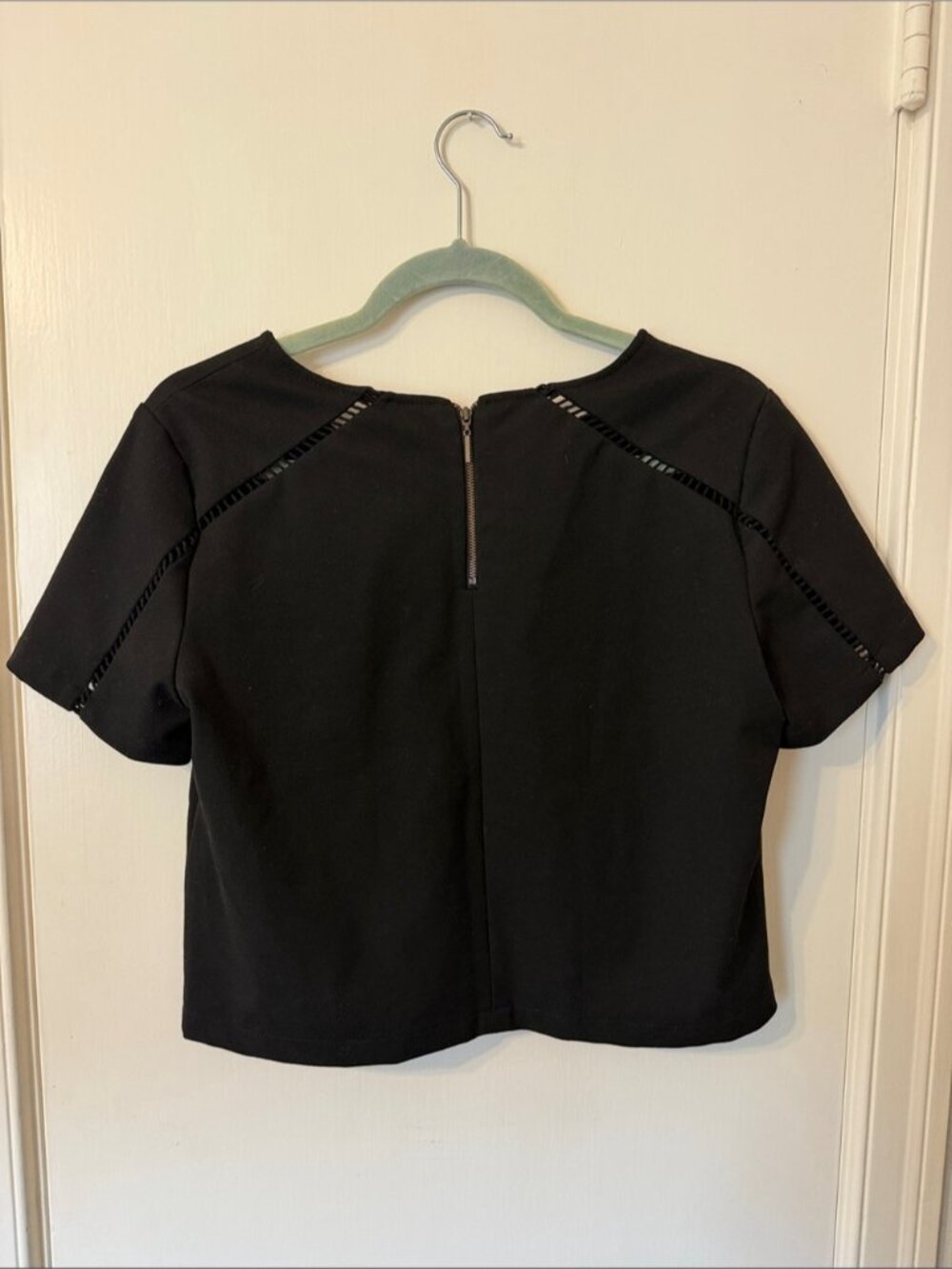 Black Short Sleeve V-Notch Crop Top - Picture 2 of 2